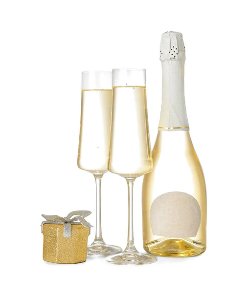 Nyårspresent Med Flaska Och Glas Champagne Vit Bakgrund — Stockfoto