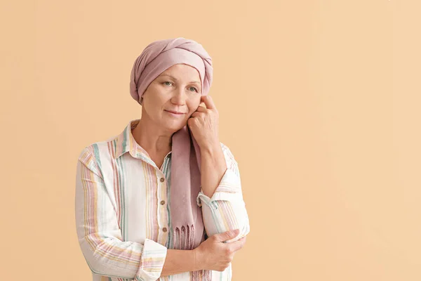 Mujer Madura Feliz Después Quimioterapia Fondo Color — Foto de Stock