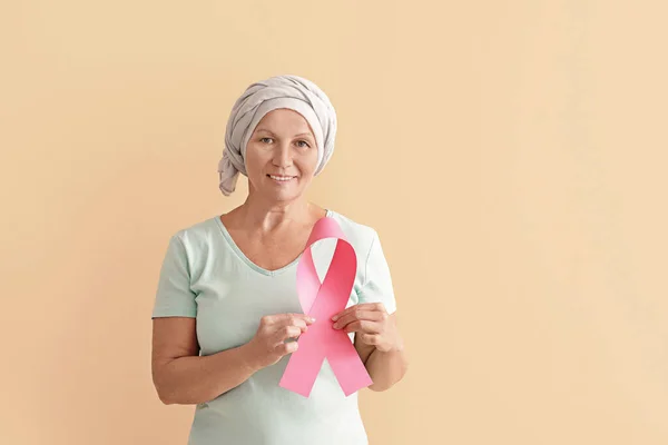 Mujer Madura Después Quimioterapia Con Cinta Rosa Sobre Fondo Color — Foto de Stock