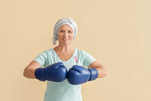 Érett Után Kemoterápia Boksz Kesztyű Színes Háttér Emlőrák Elleni Küzdelem — Stock Fotó