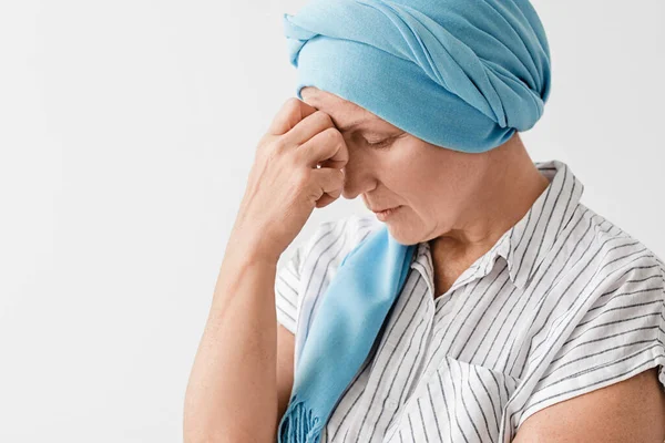 Triste Mulher Madura Após Quimioterapia Fundo Claro — Fotografia de Stock