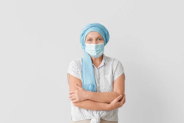 Dojrzała Kobieta Chemioterapii Nosi Maskę Medyczną Jasnym Tle — Zdjęcie stockowe