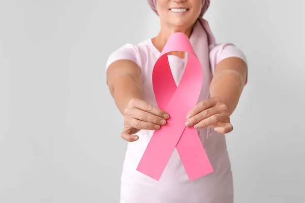 Dojrzała Kobieta Chemioterapii Różową Wstążką Jasnym Tle Świadomość Raka Piersi — Zdjęcie stockowe