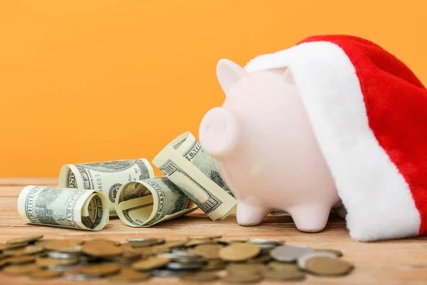 Piggy Bank Santa Kapelusz Pieniądze Stole — Zdjęcie stockowe