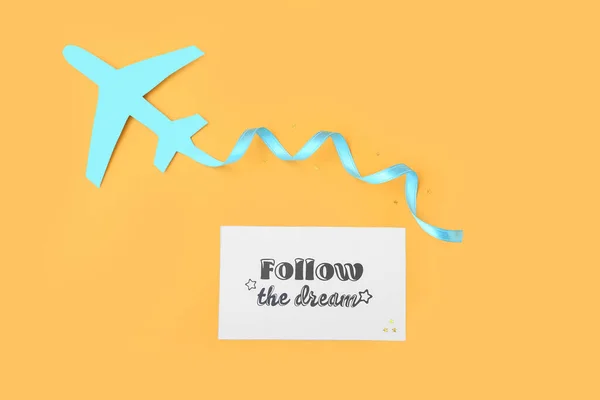 นกระดาษท อความ Follow Dreams และเคร องบ นของค ณบนพ นหล — ภาพถ่ายสต็อก