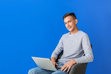 Dizüstü bilgisayarı olan genç bir adam.