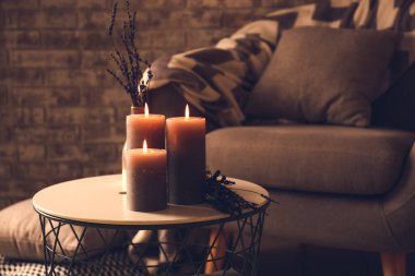 Karanlık odadaki masada lavanta çiçekli güzel aroma mumları.