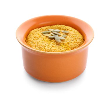 Beyaz arka planda lezzetli balkabağı pudingi