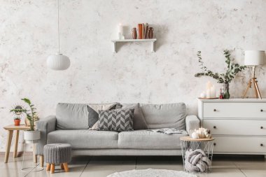 Gri kanepeli bir oturma odası.