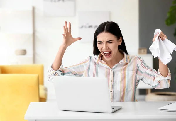 Jonge Gespannen Zakenvrouw Functie — Stockfoto