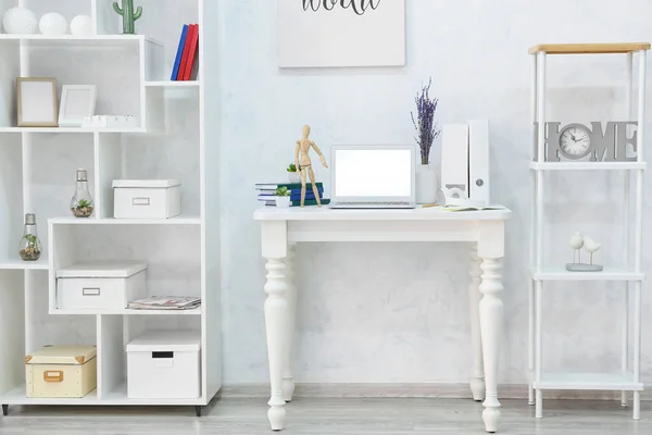 Lugar Trabajo Moderno Con Ordenador Portátil Maniquí Madera Oficina — Foto de Stock