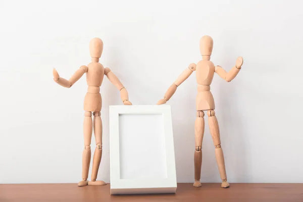 Wooden Mannequins Photo Frame Table Light Background — Stock Photo, Image