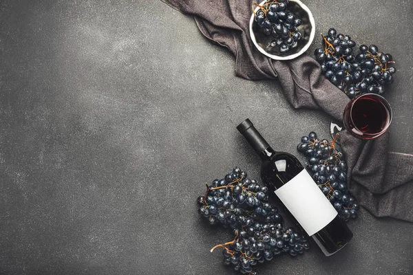Tasty Red Wine Fresh Grapes Dark Background — Stock Photo, Image
