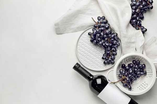 Bottle Red Wine Fresh Grapes White Background — Stock Photo, Image