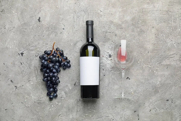 Вкусное Красное Вино Свежим Виноградом Фоне Гранжа — стоковое фото