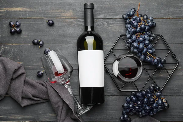 Вкусное Красное Вино Свежим Виноградом Темном Фоне — стоковое фото