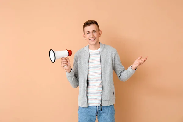 Jovem Com Megafone Sobre Fundo Cor — Fotografia de Stock