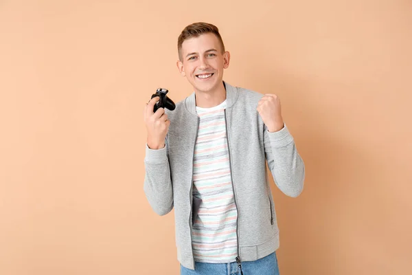 Jovem Feliz Jogando Jogos Vídeo Sobre Fundo Cor — Fotografia de Stock