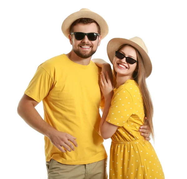 Casal Jovem Com Óculos Sol Elegantes Fundo Branco — Fotografia de Stock