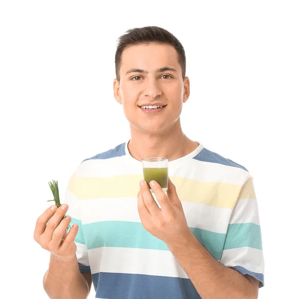 Junger Mann Mit Weizengrassaft Auf Weißem Hintergrund — Stockfoto