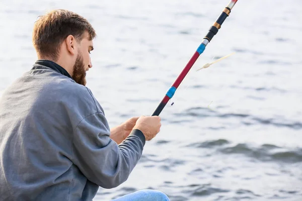 Junger Mann Angelt Auf Fluss — Stockfoto