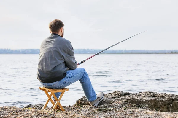 Joven Pescando Río — Foto de Stock