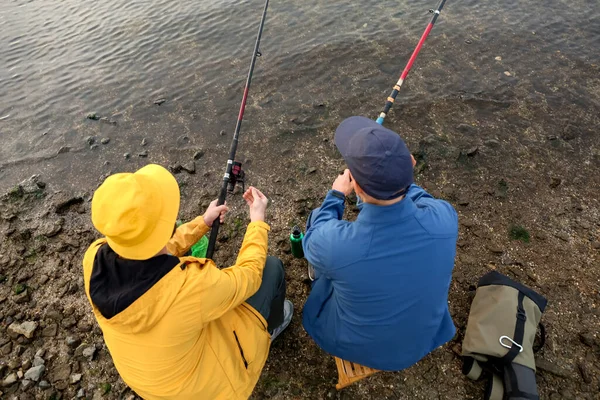 Jonge Mannen Die Rivier Vissen — Stockfoto