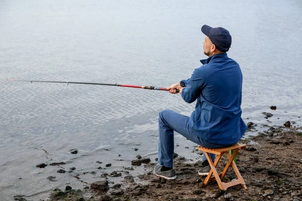 Jeune Homme Pêche Sur Rivière — Photo