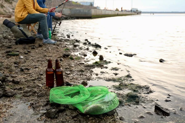 Nehir Kıyısında Balık Kapanı Bira Şişeleri — Stok fotoğraf