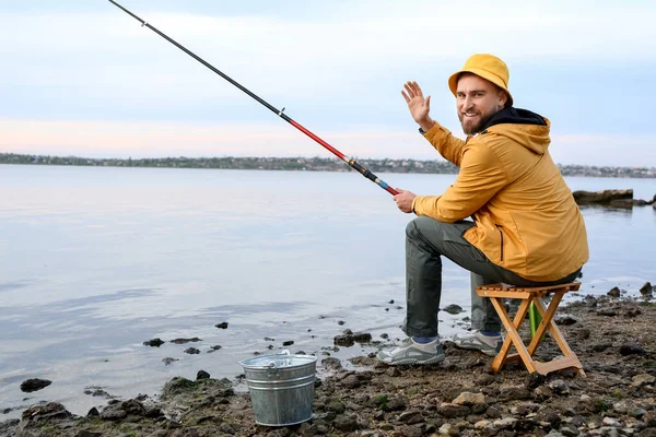 Молодий Чоловік Рибалить Річці — стокове фото