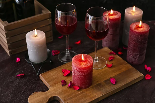 Ρομαντική Σύνθεση Αρωματικά Κεριά Και Κρασί Σκούρο Φόντο — Φωτογραφία Αρχείου