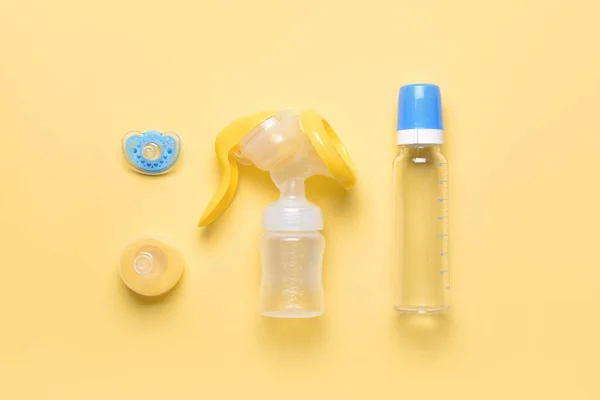 Borstpomp Baby Accessoires Kleur Achtergrond — Stockfoto