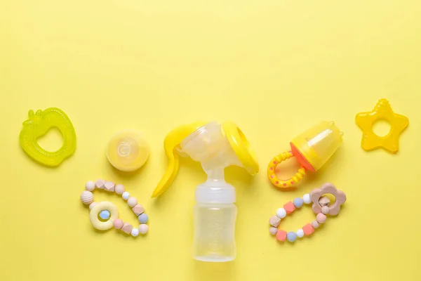 Borstpomp Baby Accessoires Kleur Achtergrond — Stockfoto