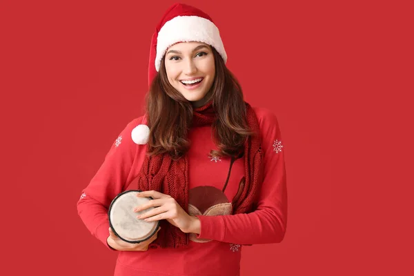 Noel Baba Şapkalı Davulu Arka Planda Güzel Bir Genç Kadın — Stok fotoğraf
