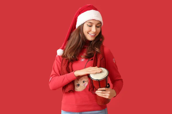 Noel Baba Şapkalı Davulu Arka Planda Güzel Bir Genç Kadın — Stok fotoğraf