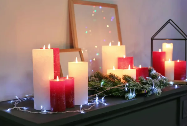 キャンドルや部屋のマンテルピースのクリスマスの装飾 — ストック写真