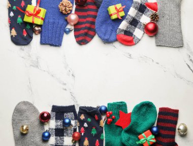 Hafif arka planda sıcak çoraplar ve Noel dekoru