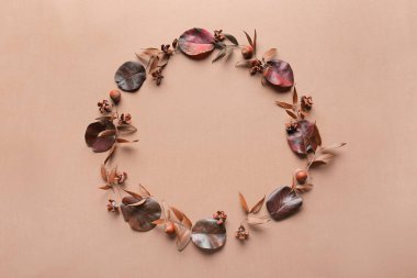 Renkli arkaplanda sonbahar yapraklarından yapılmış çerçeve