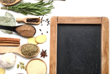 Beyaz zemin üzerinde çeşitli baharatlar bulunan metin için tebeşir tahtası