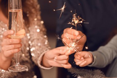 Mutlu maytaplı ve şampanyalı aile Noel 'i evde kutluyor, yakın plan.
