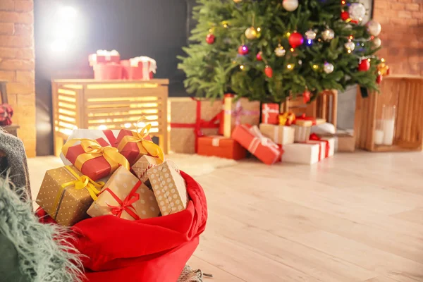 Borsa Santa Con Regali Natale Camera — Foto Stock