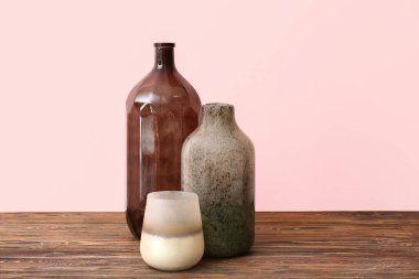 Vazolar ahşap masada renk arkaplanına karşı