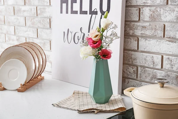 キッチンで花の花束とスタイリッシュな花瓶 — ストック写真