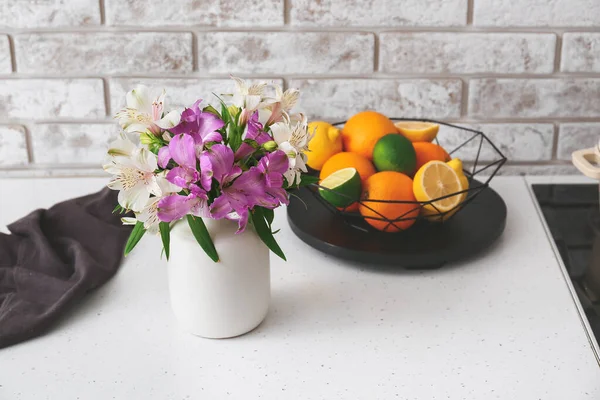 Beautiful Vase Bouquet Flowers Kitchen — Stock Photo, Image