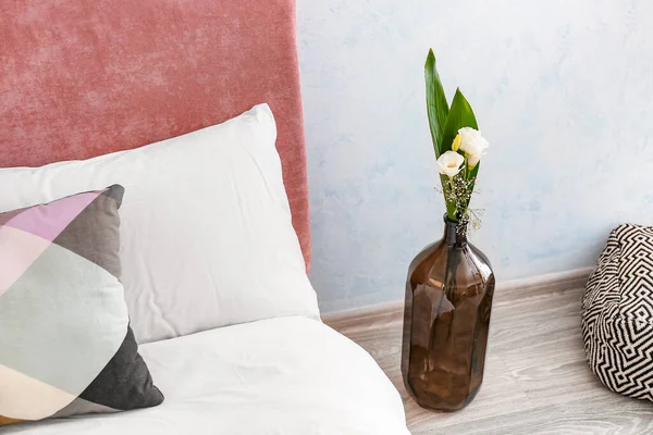 Glass Vase Flowers Bed Stylish Bedroom — Stock Photo, Image