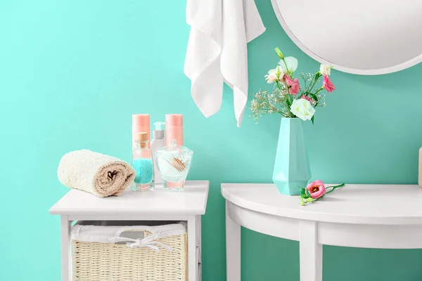 Beau Vase Avec Des Fleurs Des Accessoires Bain Dans Salle — Photo