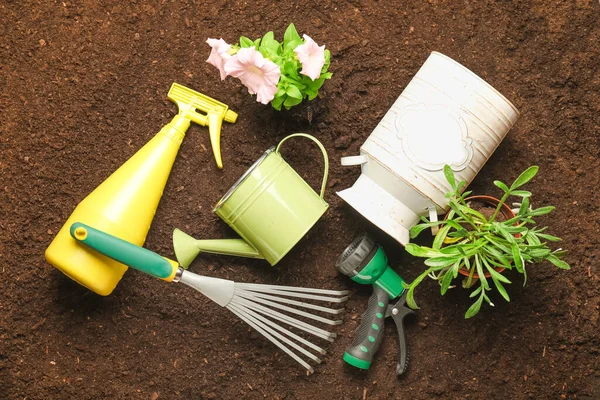 Toprakta bitki yetiştirmek için malzeme.