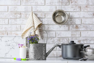 Mutfakta farklı bahçe aletleri var.