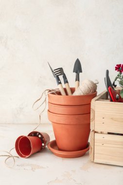 Bahçe aletleri ve çiçekleri açık arkaplanda