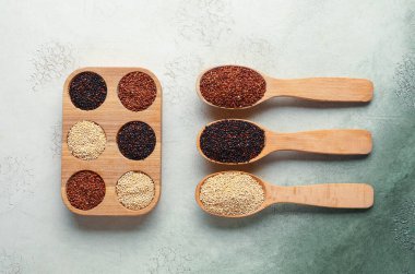 Işık arkaplan üzerinde farklı kinoa türlerine sahip kompozisyon